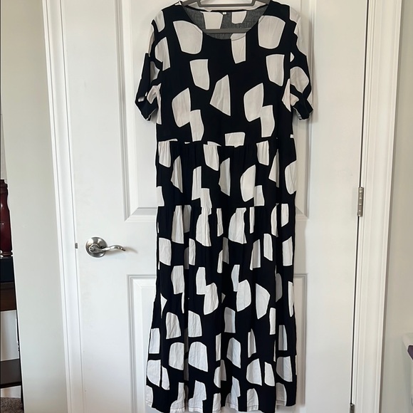 No Brand Dresses & Skirts - Casual Black and White Maxi Sundress with Crew Neck